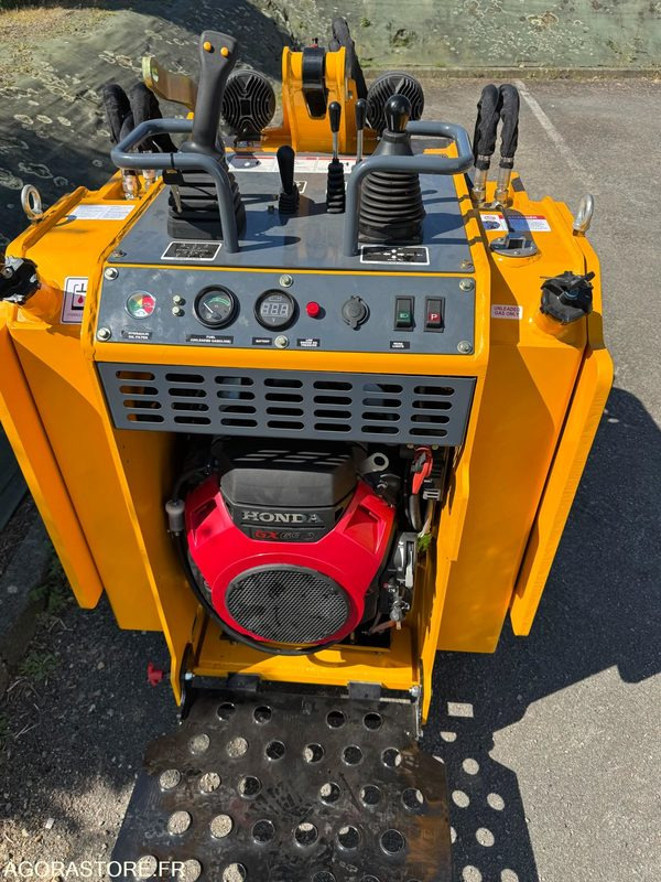 Mini chargeuse porte outils à chenilles moteur Honda 22CV. - Compact track loader: picture 3 Mini chargeuse porte outils à chenilles moteur Honda 22CV. - Compact track loader: picture 3