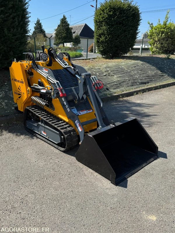Mini chargeuse porte outils à chenilles moteur Honda 22CV. - Compact track loader: picture 4 Mini chargeuse porte outils à chenilles moteur Honda 22CV. - Compact track loader: picture 4