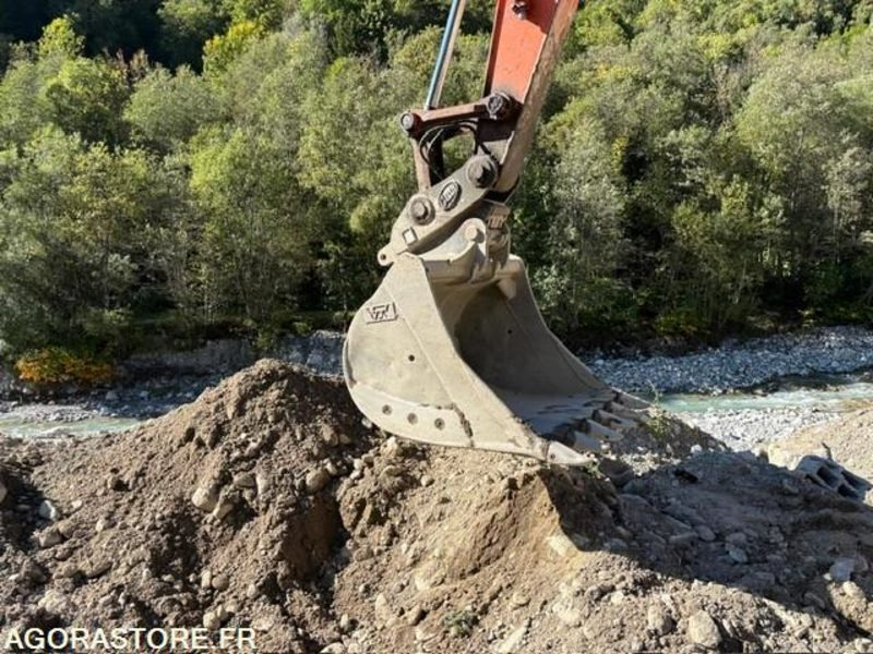 PELLE A CHENILLE ACIER HITACHI ZX130LCN-5B - Excavator: picture 3 PELLE A CHENILLE ACIER HITACHI ZX130LCN-5B - Excavator: picture 3