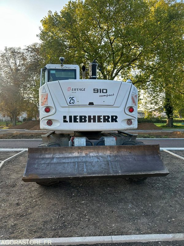 PELLES SUR PNEUS - LIEBHERR - A910 COMPACT- 2014 / 10242 HEURES (M40280) - Excavator: picture 3 PELLES SUR PNEUS - LIEBHERR - A910 COMPACT- 2014 / 10242 HEURES (M40280) - Excavator: picture 3