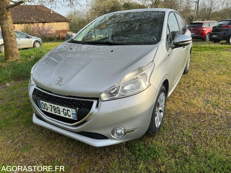 PEUGEOT 208 STYLE- 1.2 VTI 82 CV - 144 100 KM - Car: picture 2 PEUGEOT 208 STYLE- 1.2 VTI 82 CV - 144 100 KM - Car: picture 2