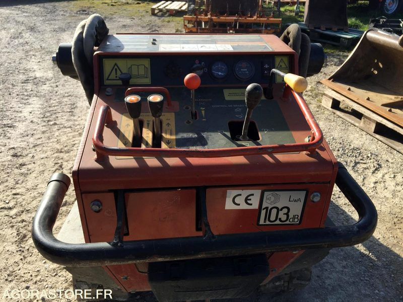 PORTE OUTILS à chenilles DITCH WITCH SK500 - Loader: picture 4 PORTE OUTILS à chenilles DITCH WITCH SK500 - Loader: picture 4
