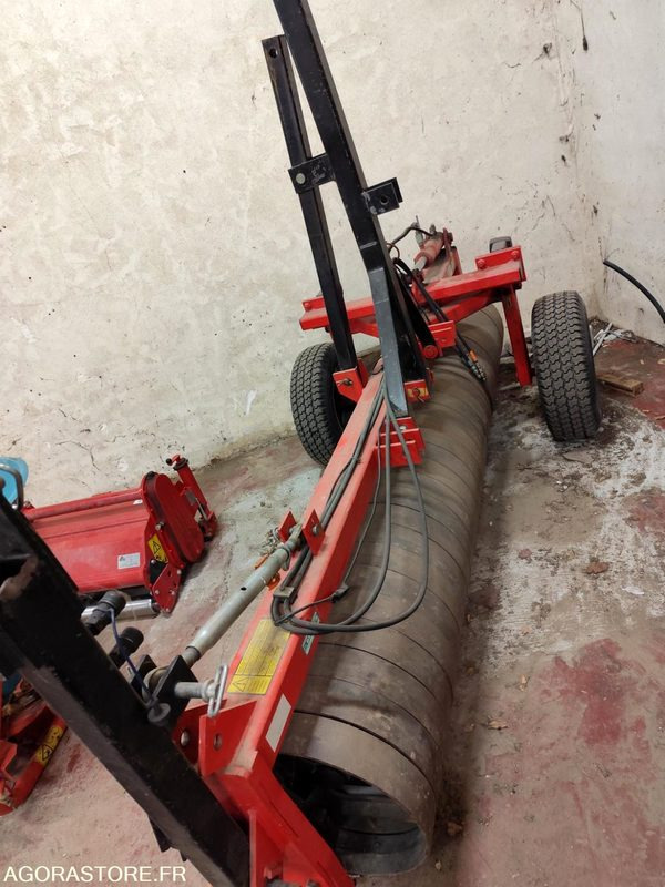 ROULEAU QUIVOGNE RSR 300 TRES PEU SERVI ANNEE 2003 - Garden equipment: picture 2 ROULEAU QUIVOGNE RSR 300 TRES PEU SERVI ANNEE 2003 - Garden equipment: picture 2