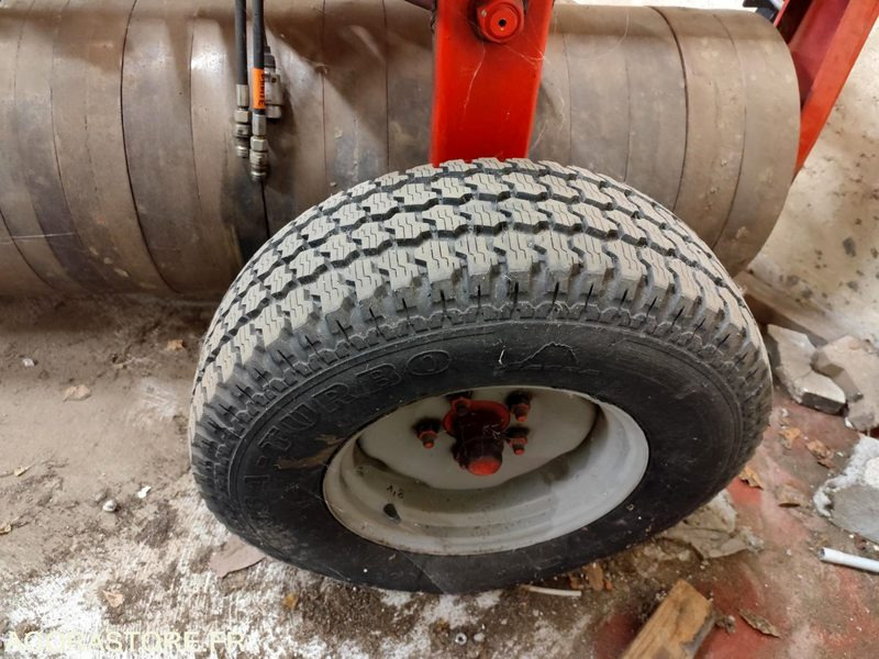 ROULEAU QUIVOGNE RSR 300 TRES PEU SERVI ANNEE 2003 - Garden equipment: picture 5 ROULEAU QUIVOGNE RSR 300 TRES PEU SERVI ANNEE 2003 - Garden equipment: picture 5