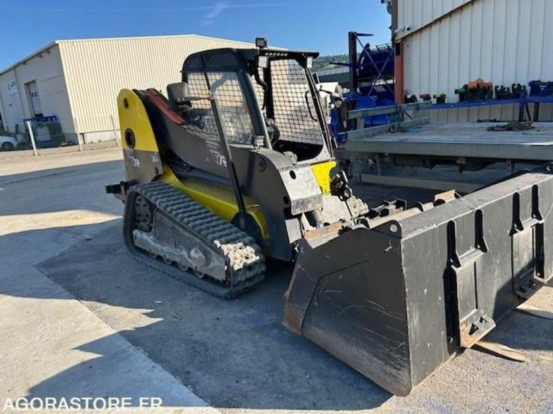 SKID JCB T190 2007 1150 HRS AVEC GODETS, FOURCHE ET TOMBEREAU - Loader: picture 1 SKID JCB T190 2007 1150 HRS AVEC GODETS, FOURCHE ET TOMBEREAU - Loader: picture 1