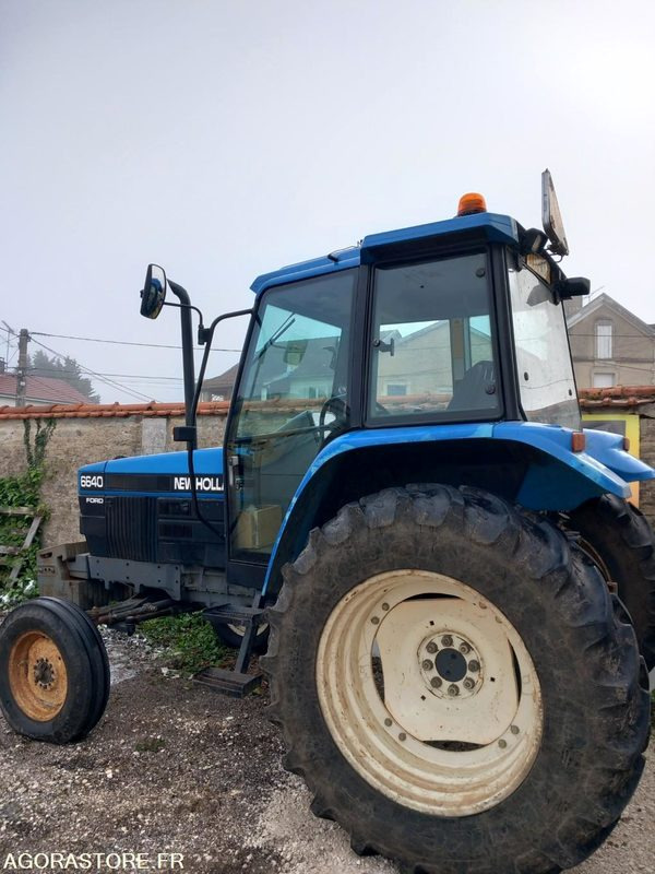TRACTEUR NEW HOLLAND - Farm tractor: picture 1 TRACTEUR NEW HOLLAND - Farm tractor: picture 1