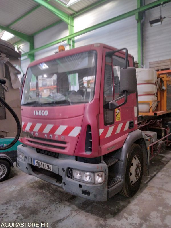 Camion poids lourd IVECO avec saleuse ACOMETIS (non roulant) - Truck: picture 1 Camion poids lourd IVECO avec saleuse ACOMETIS (non roulant) - Truck: picture 1