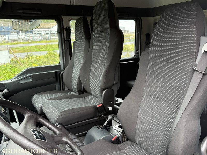 Porteur MAN TGM 15.250 cabine 7 places caisson base vie atelier hayon - 20500KM- - Truck: picture 5 Porteur MAN TGM 15.250 cabine 7 places caisson base vie atelier hayon - 20500KM- - Truck: picture 5