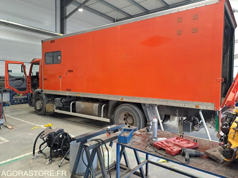 Renault Premium - 2002 - 245200kms (P2001104) - Truck: picture 2 Renault Premium - 2002 - 245200kms (P2001104) - Truck: picture 2