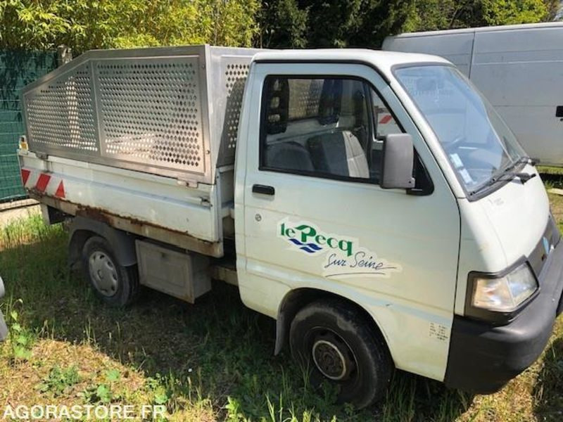 Véhicule PIAGGO Porter benne 2006 - NON ROULANT POUR PIECES - Tipper van: picture 2 Véhicule PIAGGO Porter benne 2006 - NON ROULANT POUR PIECES - Tipper van: picture 2