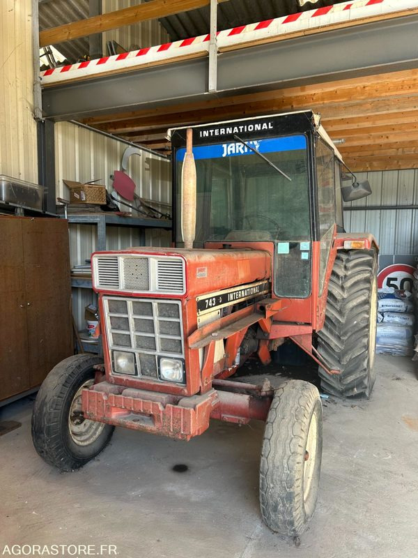 Tracteur international 743 avec chargeur et gyrobroyeur - Farm tractor: picture 2 Tracteur international 743 avec chargeur et gyrobroyeur - Farm tractor: picture 2
