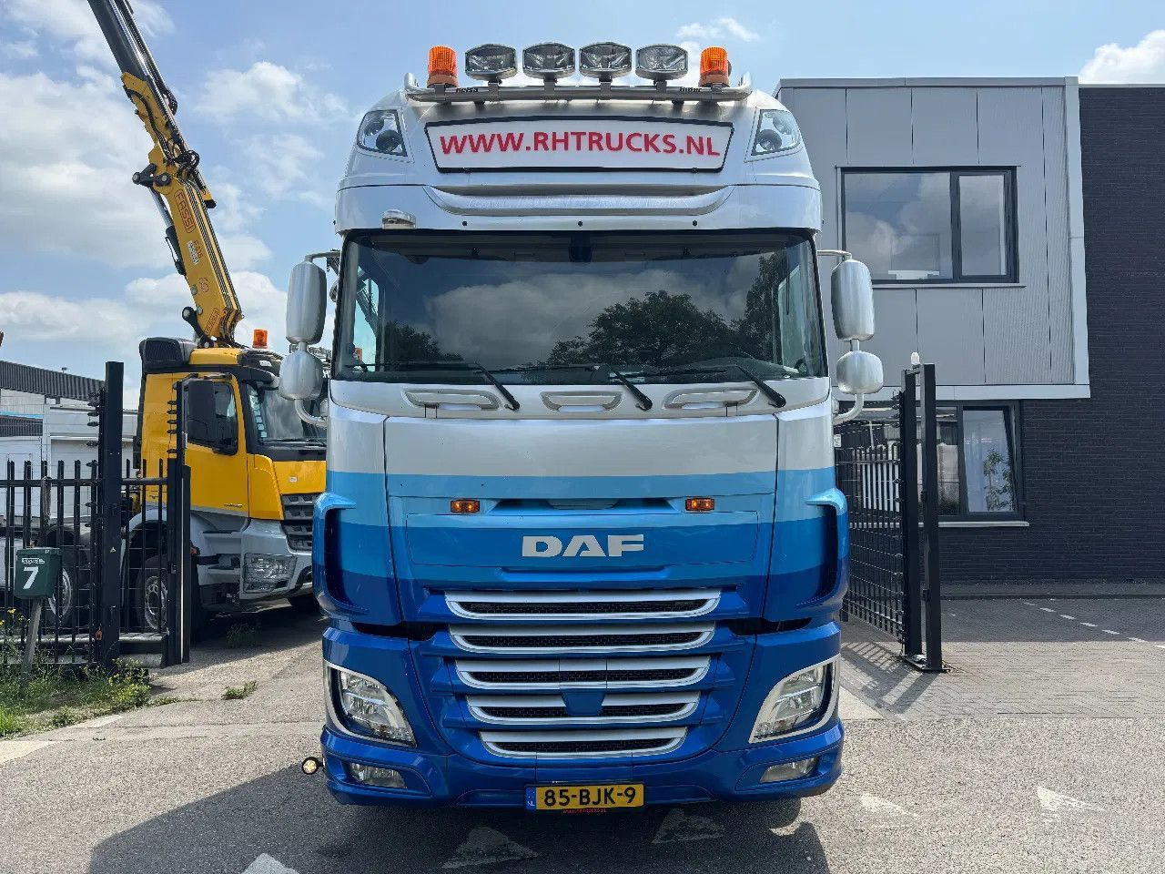 DAF XF 460 4X2 EURO 6 SKIRTS HYDRAULIC - Tractor unit: picture 3 DAF XF 460 4X2 EURO 6 SKIRTS HYDRAULIC - Tractor unit: picture 3