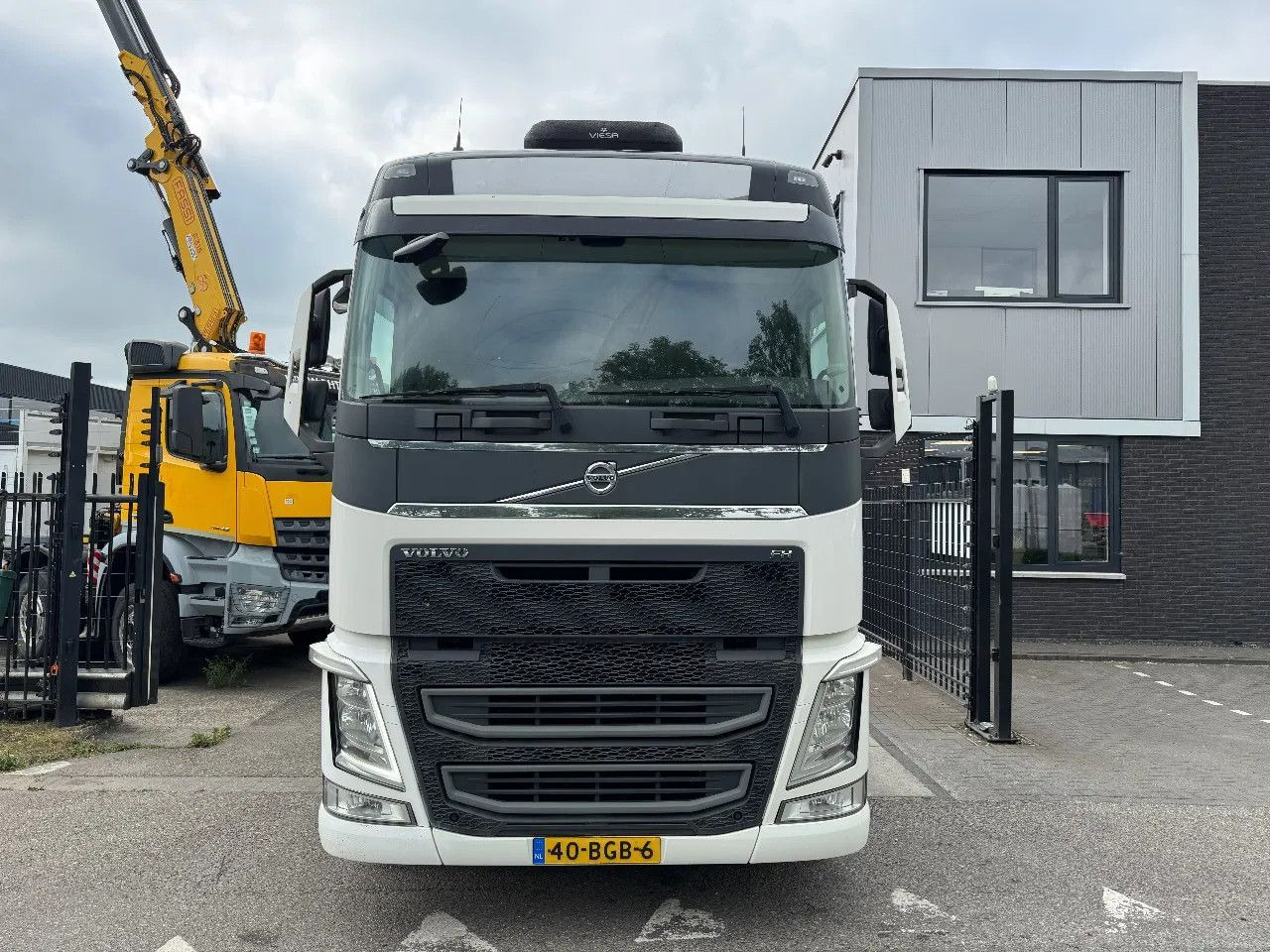 Volvo FH 460 4X2 EURO 6 SKIRTS SPOILERS HYDRAULIC - Tractor unit: picture 2 Volvo FH 460 4X2 EURO 6 SKIRTS SPOILERS HYDRAULIC - Tractor unit: picture 2