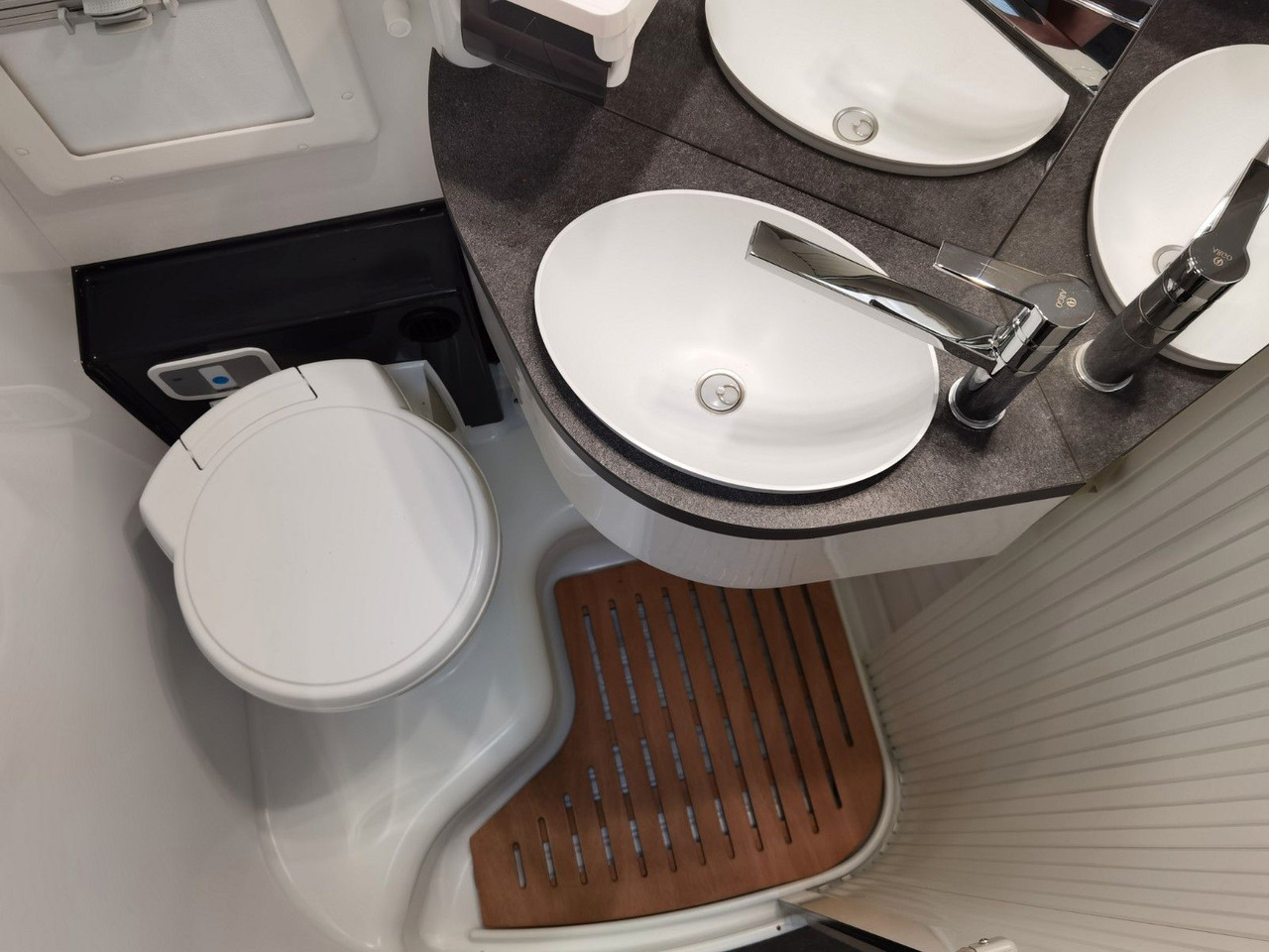 Semi-integrated motorhome Chausson 627 GA TITANIUM -PREMIUM /EINZELBETTEN & HUBBETT: picture 22 Semi-integrated motorhome Chausson 627 GA TITANIUM -PREMIUM /EINZELBETTEN & HUBBETT: picture 22