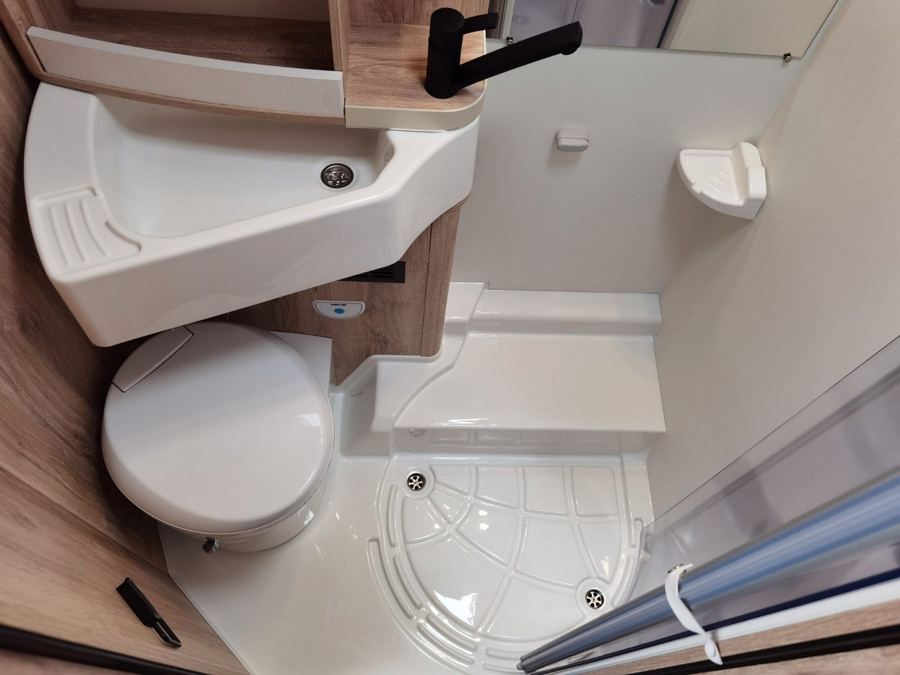 Semi-integrated motorhome Eura Mobil PROFILA T 696 EB /-2025-/ S-PAKET / EINZELBETTEN: picture 21 Semi-integrated motorhome Eura Mobil PROFILA T 696 EB /-2025-/ S-PAKET / EINZELBETTEN: picture 21