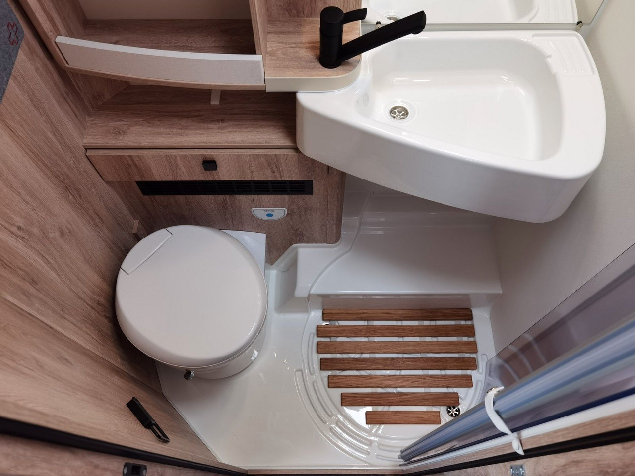 Semi-integrated motorhome Eura Mobil PROFILA T 696 EB /-2025-/ S-PAKET / EINZELBETTEN: picture 20 Semi-integrated motorhome Eura Mobil PROFILA T 696 EB /-2025-/ S-PAKET / EINZELBETTEN: picture 20