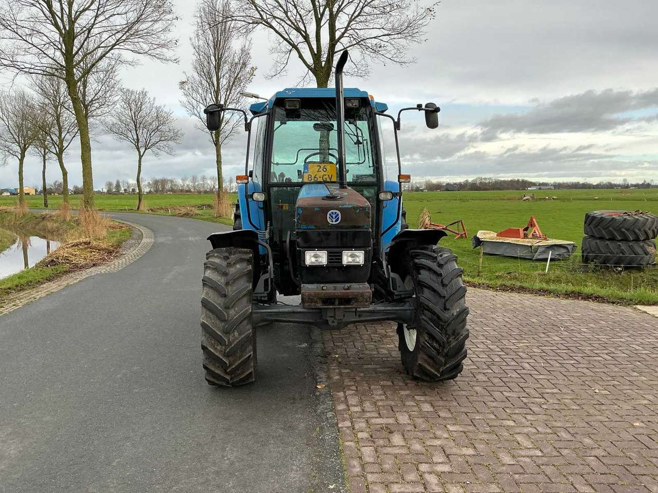 1996 NEW HOLLAND 5640 WITH FRONT LOADER FOUR WHEEL DRIVE FARM TRACTOR - Farm tractor: picture 2 1996 NEW HOLLAND 5640 WITH FRONT LOADER FOUR WHEEL DRIVE FARM TRACTOR - Farm tractor: picture 2