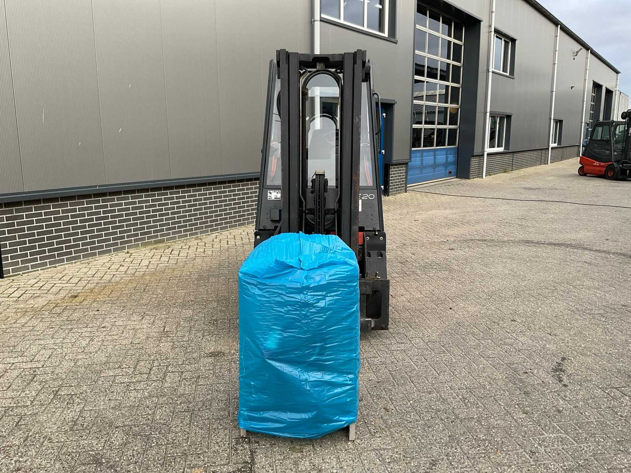 1999 LINDE E20H FORKLIFT - Forklift: picture 2 1999 LINDE E20H FORKLIFT - Forklift: picture 2