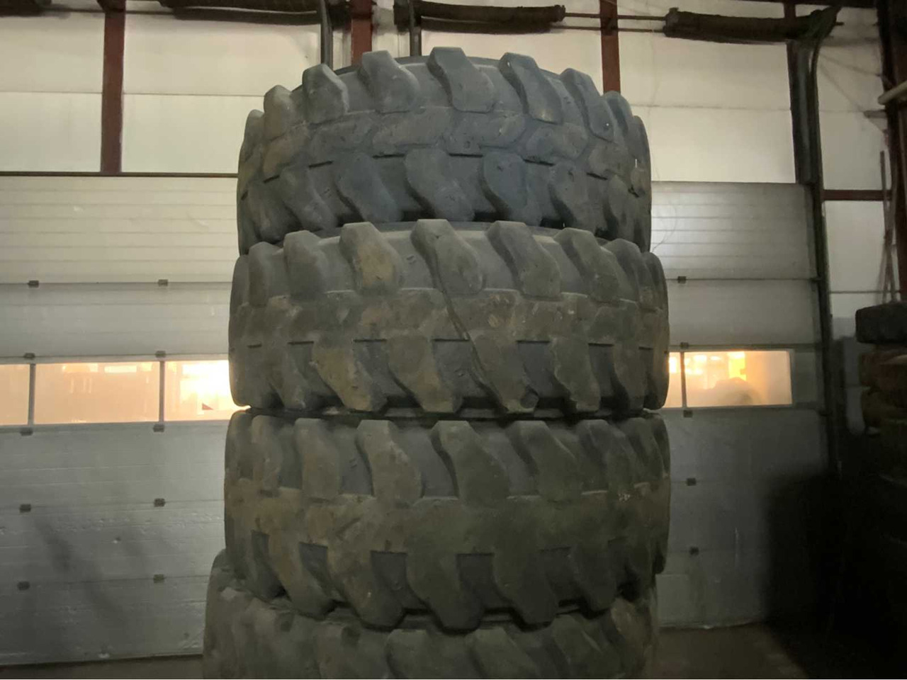 315/80 R22.5 - Wheels and tires for Farm tractor: picture 1 315/80 R22.5 - Wheels and tires for Farm tractor: picture 1