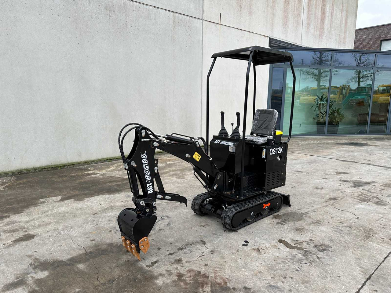 AGT QS12K - Mini excavator: picture 1 AGT QS12K - Mini excavator: picture 1