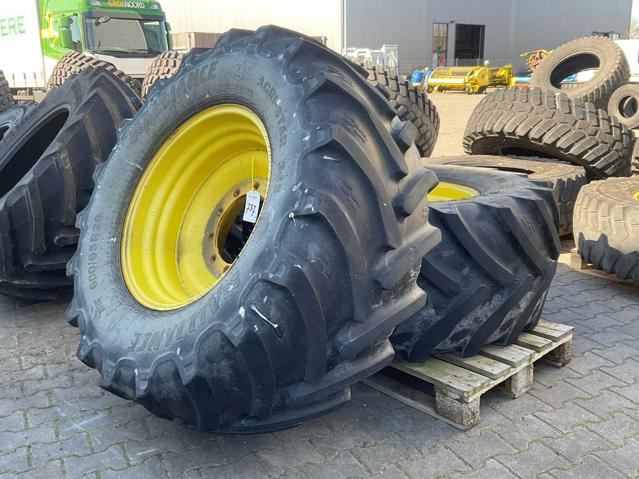 Alliance Agri-Star 365 - Wheels and tires for Farm tractor: picture 1 Alliance Agri-Star 365 - Wheels and tires for Farm tractor: picture 1