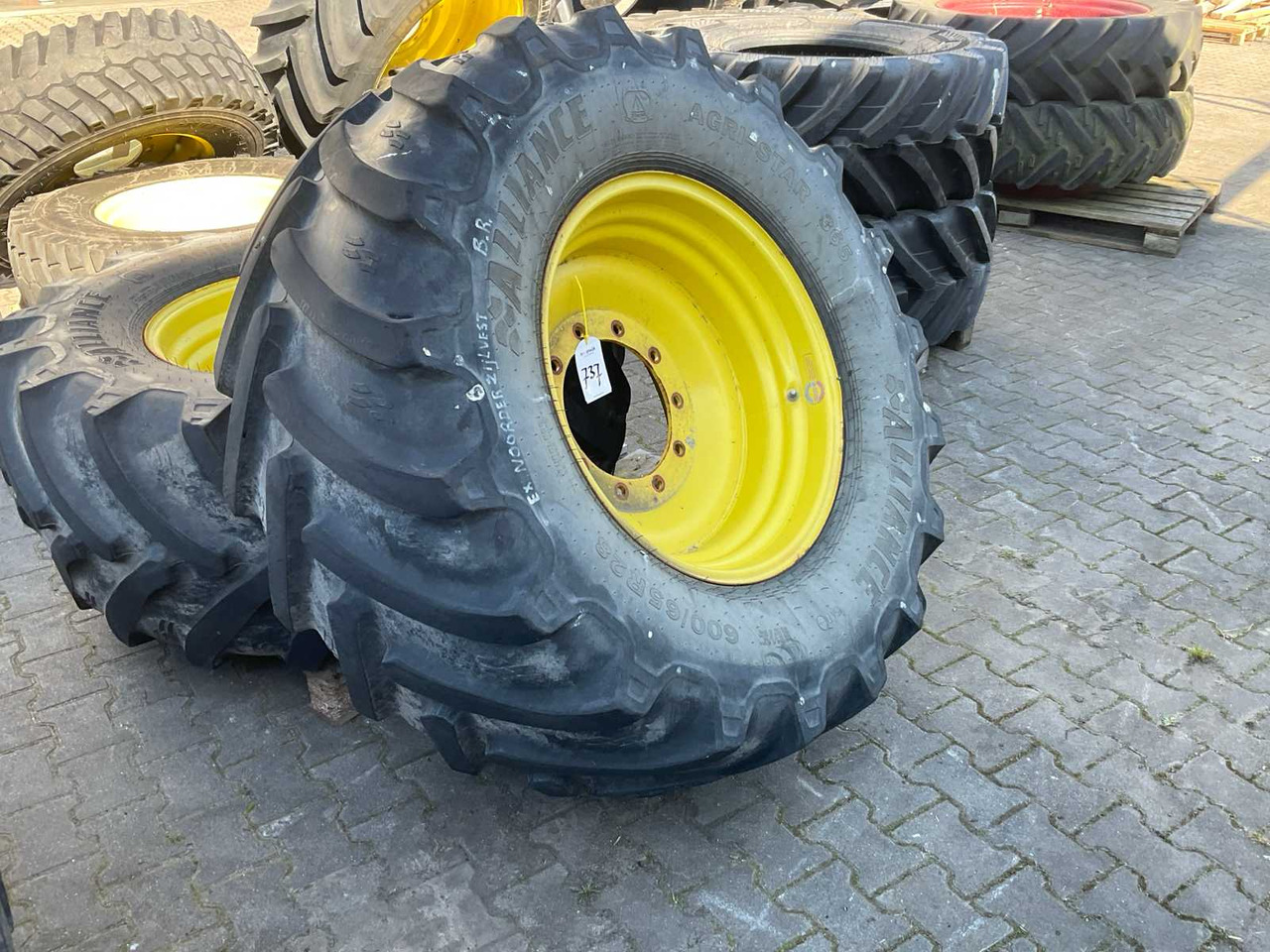Alliance Agri-Star 365 - Wheels and tires for Farm tractor: picture 3 Alliance Agri-Star 365 - Wheels and tires for Farm tractor: picture 3