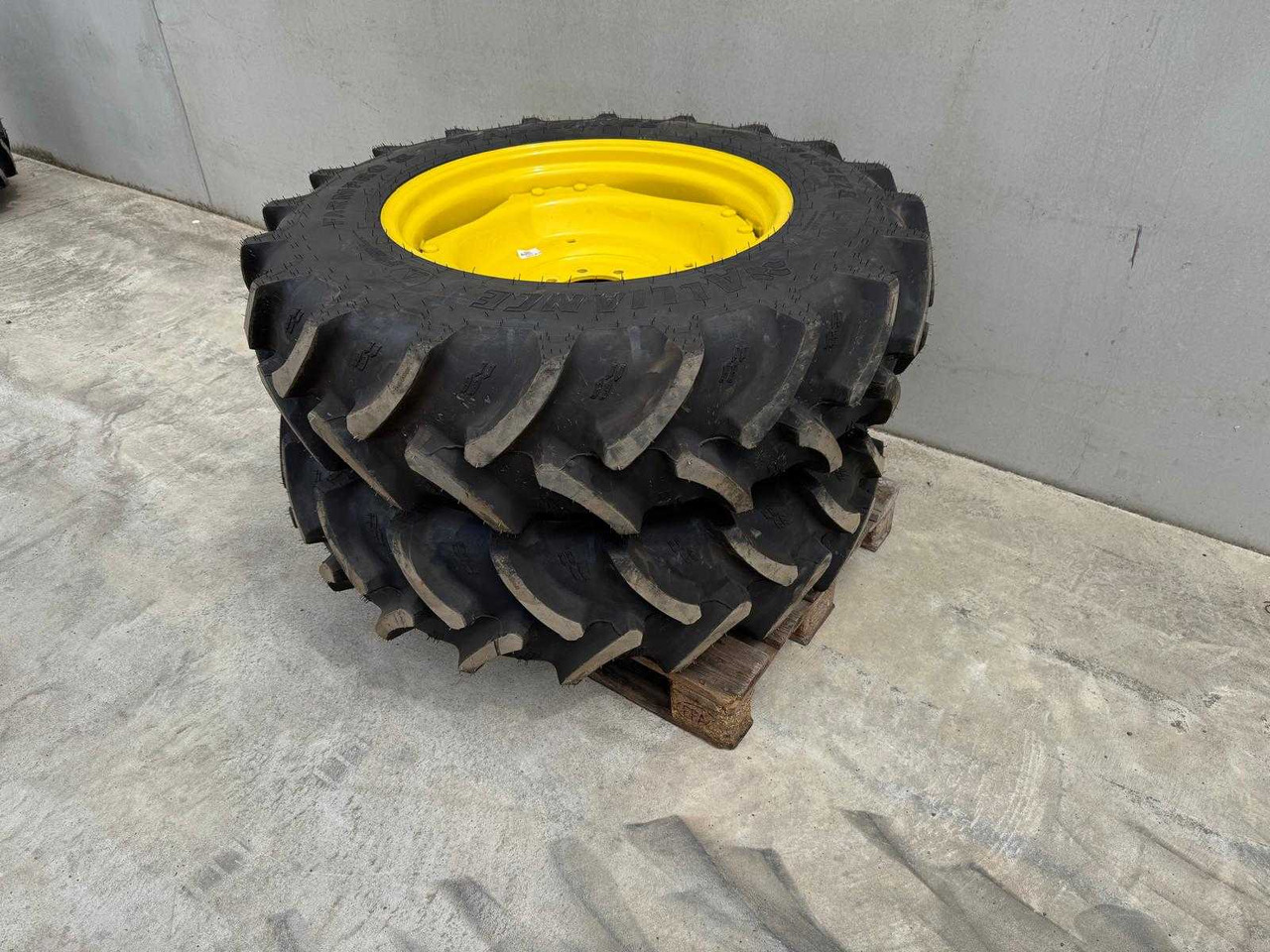 Alliance Farmpro 2 - Wheels and tires for Farm tractor: picture 1 Alliance Farmpro 2 - Wheels and tires for Farm tractor: picture 1