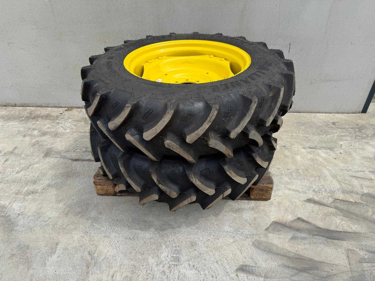 Alliance Farmpro 2 - Wheels and tires for Farm tractor: picture 2 Alliance Farmpro 2 - Wheels and tires for Farm tractor: picture 2