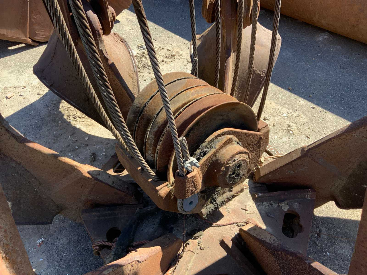 Orange Peel Grapple - Attachment for Construction machinery: picture 5 Orange Peel Grapple - Attachment for Construction machinery: picture 5