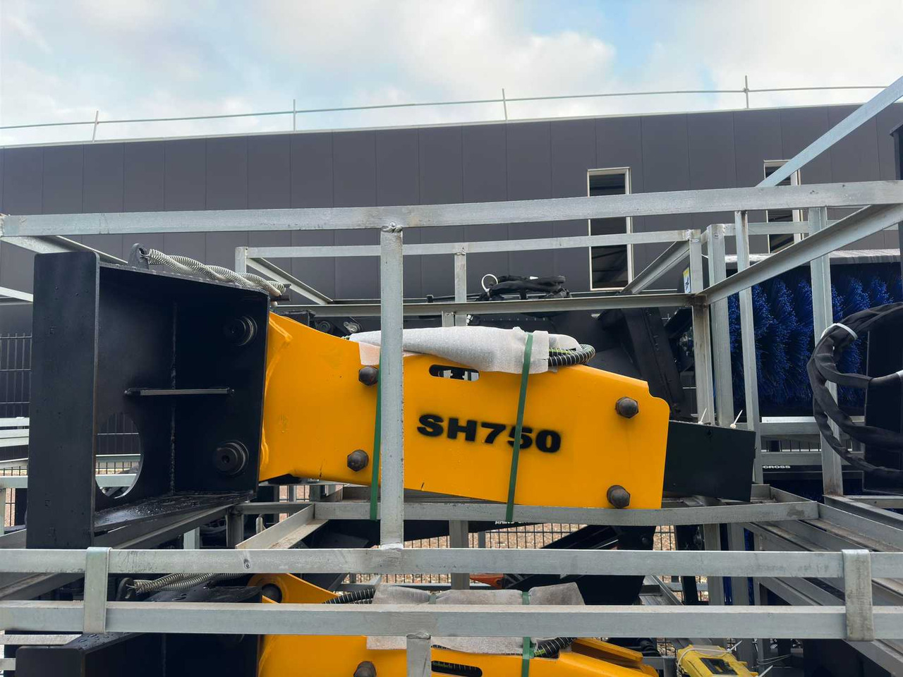 Rhino-cross hydraulic breaker sloop hamer - Attachment for Construction machinery: picture 2 Rhino-cross hydraulic breaker sloop hamer - Attachment for Construction machinery: picture 2