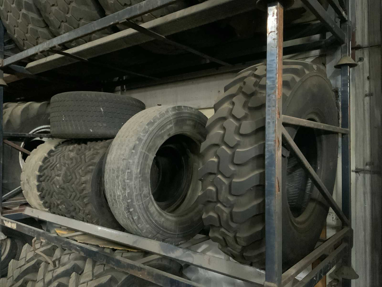 Batch of tyres (approx. 45 pieces) - Wheels and tires for Farm tractor: picture 4 Batch of tyres (approx. 45 pieces) - Wheels and tires for Farm tractor: picture 4