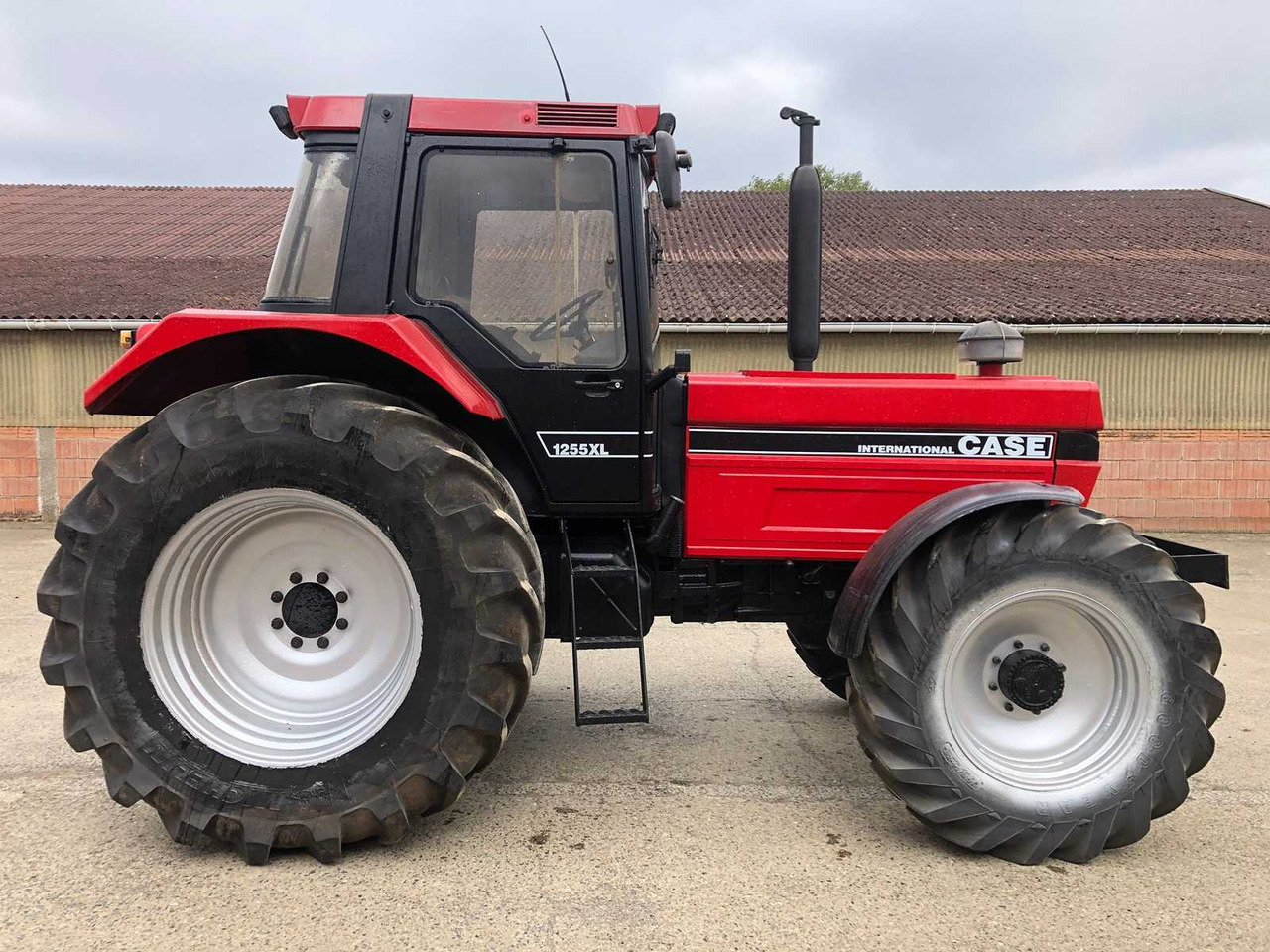 Case IH 1255XL - Farm tractor: picture 4 Case IH 1255XL - Farm tractor: picture 4