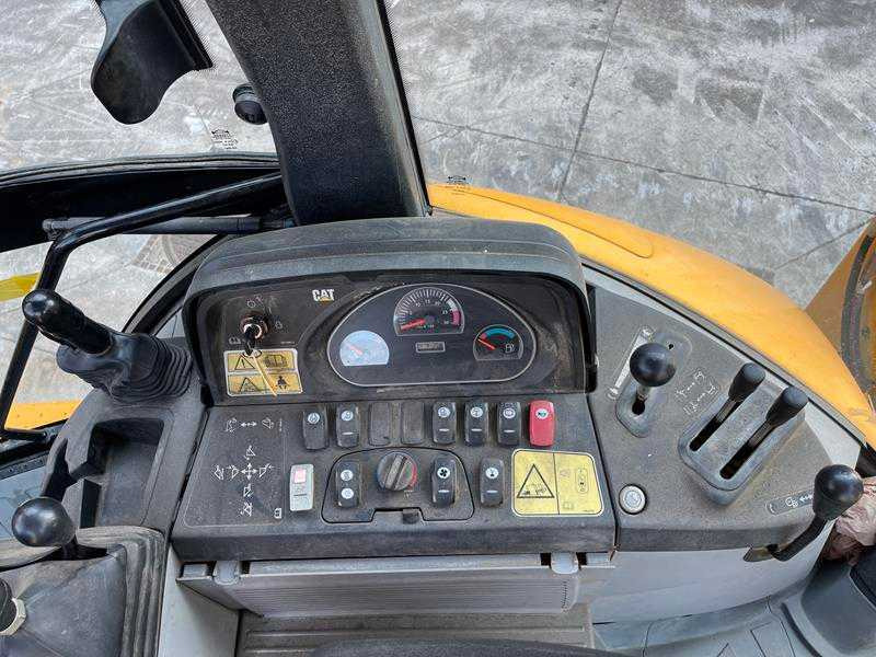 Backhoe loader Caterpillar 428F: picture 26