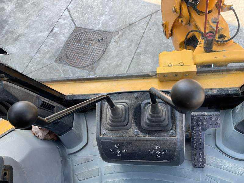 Backhoe loader Caterpillar 428F: picture 25