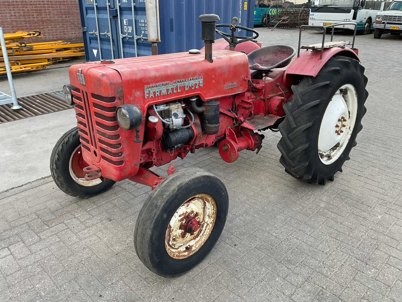 Cormick International Farmall D-324 - Compact tractor: picture 2 Cormick International Farmall D-324 - Compact tractor: picture 2