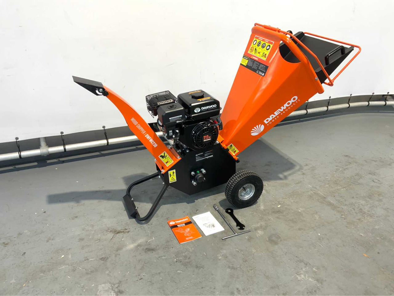 Daewoo DWFWC230 - Wood chipper: picture 1 Daewoo DWFWC230 - Wood chipper: picture 1