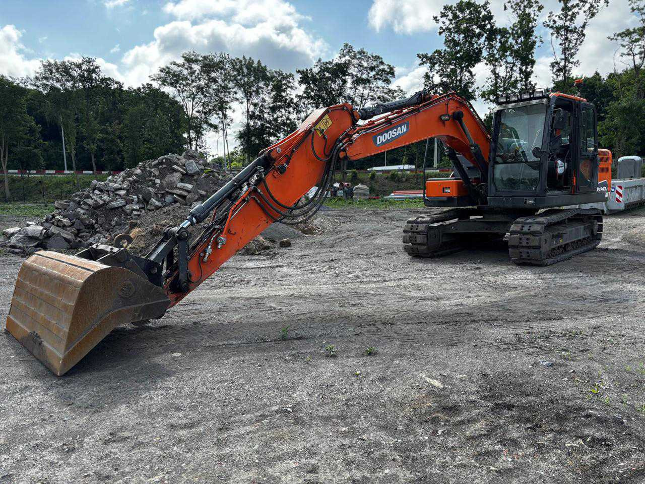 Doosan DX140 LC-5 - Crawler excavator: picture 1 Doosan DX140 LC-5 - Crawler excavator: picture 1