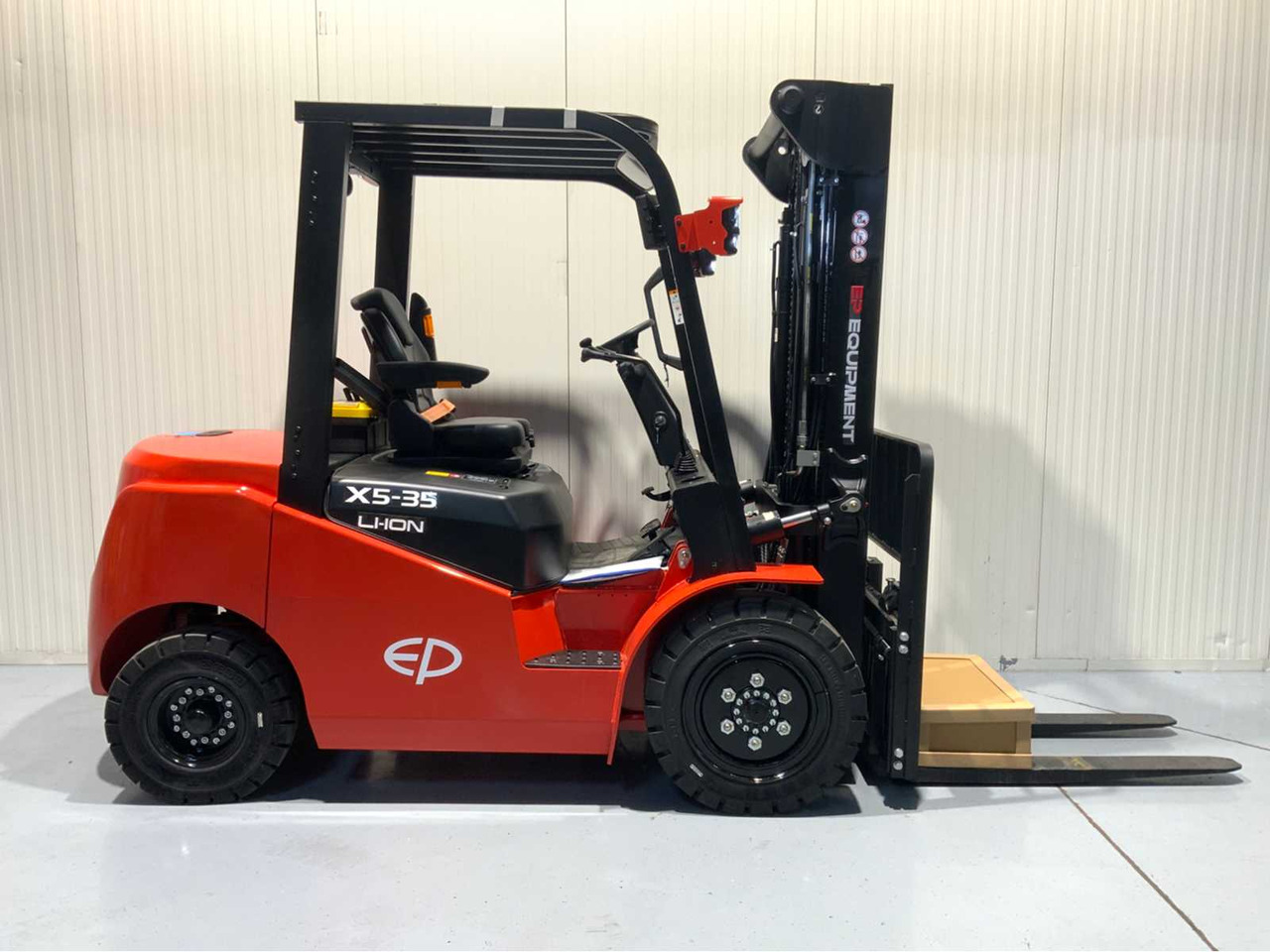 EP 3500KG LIFTING CAPACITY- 4.8 METER PLYWOOD, FREE-LIFT, SIDE-SHIFT FORKLIFT - Forklift: picture 5 EP 3500KG LIFTING CAPACITY- 4.8 METER PLYWOOD, FREE-LIFT, SIDE-SHIFT FORKLIFT - Forklift: picture 5