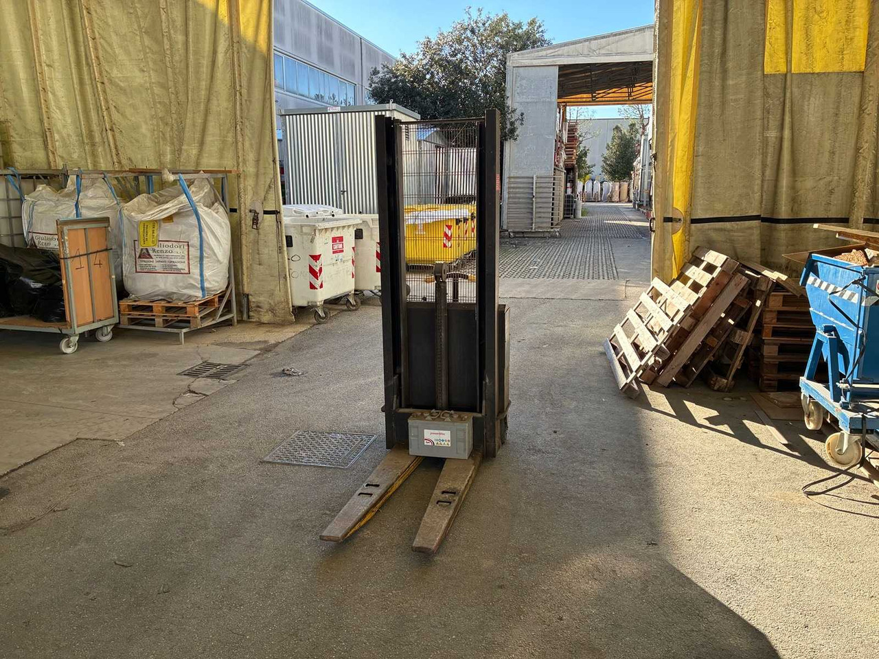 FORKLIFT - Forklift: picture 1 FORKLIFT - Forklift: picture 1