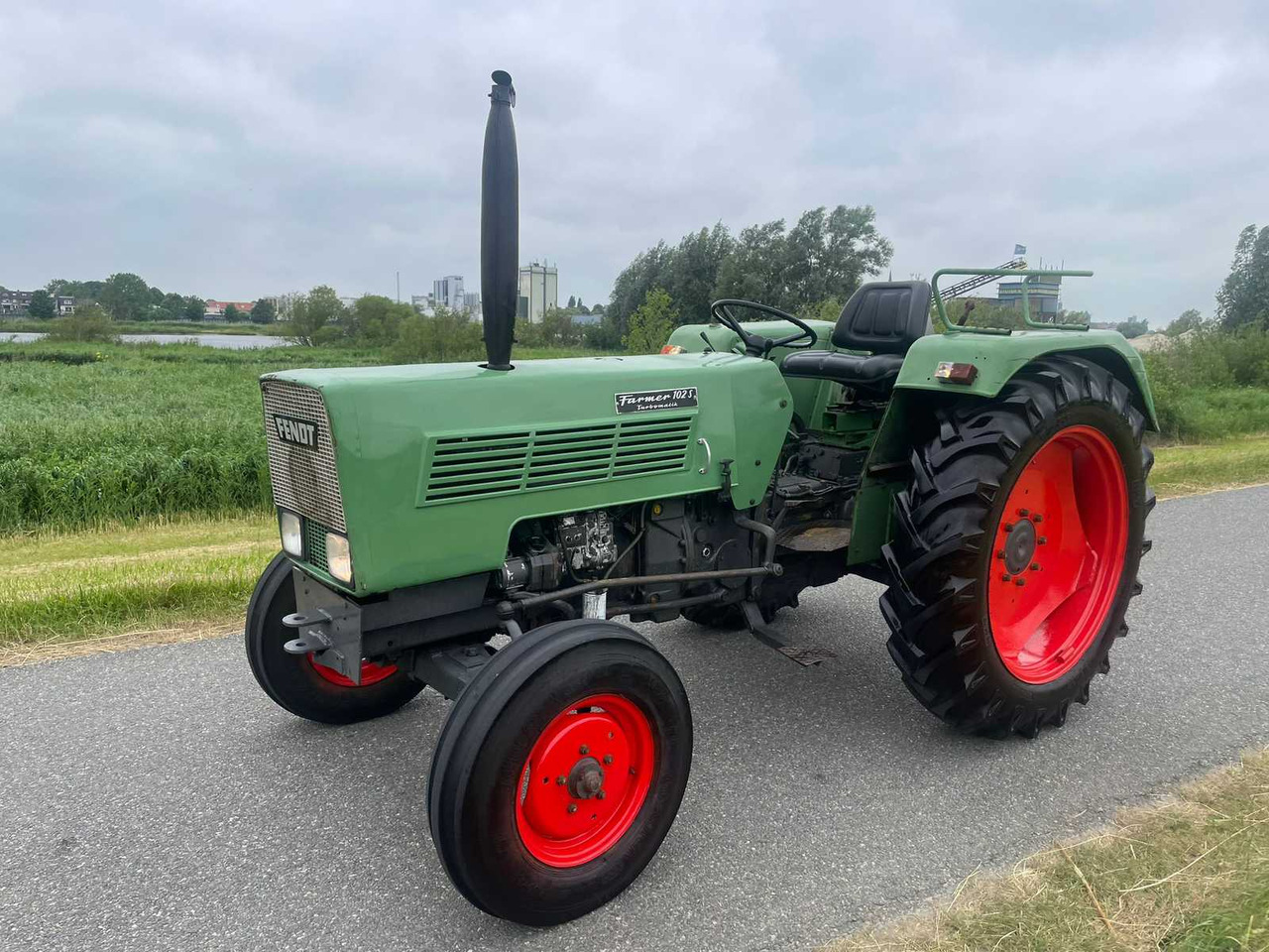 Fendt 102 S - Farm tractor: picture 1 Fendt 102 S - Farm tractor: picture 1