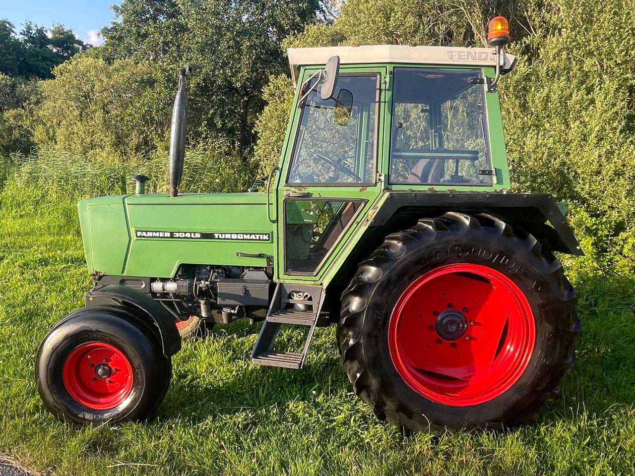 Fendt Farmer 304 LS Turbomatik - Farm tractor: picture 4 Fendt Farmer 304 LS Turbomatik - Farm tractor: picture 4