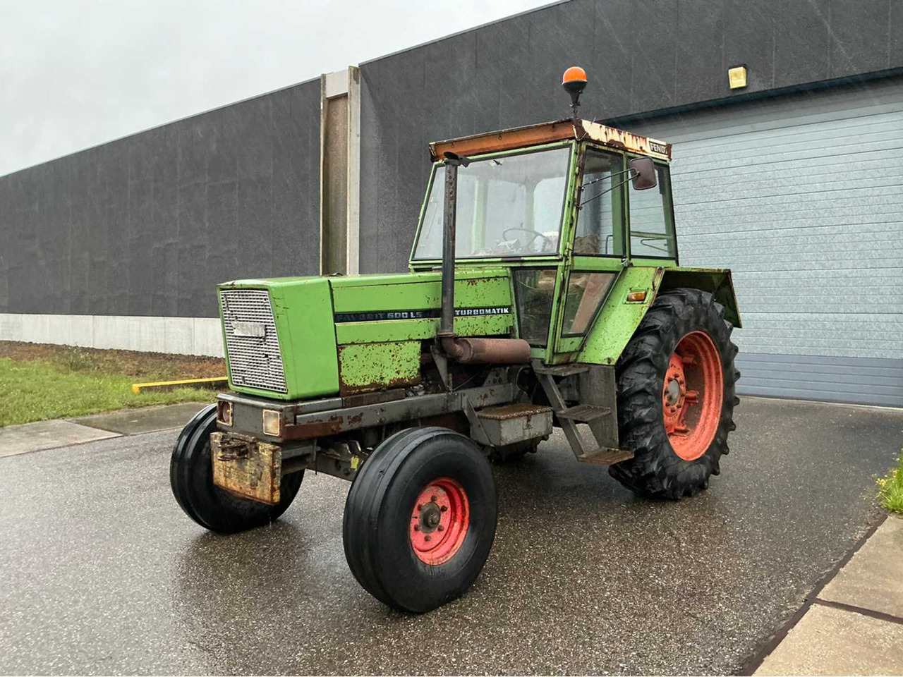 Fendt Favorit 600 LS Turbomatik - Farm tractor: picture 1 Fendt Favorit 600 LS Turbomatik - Farm tractor: picture 1