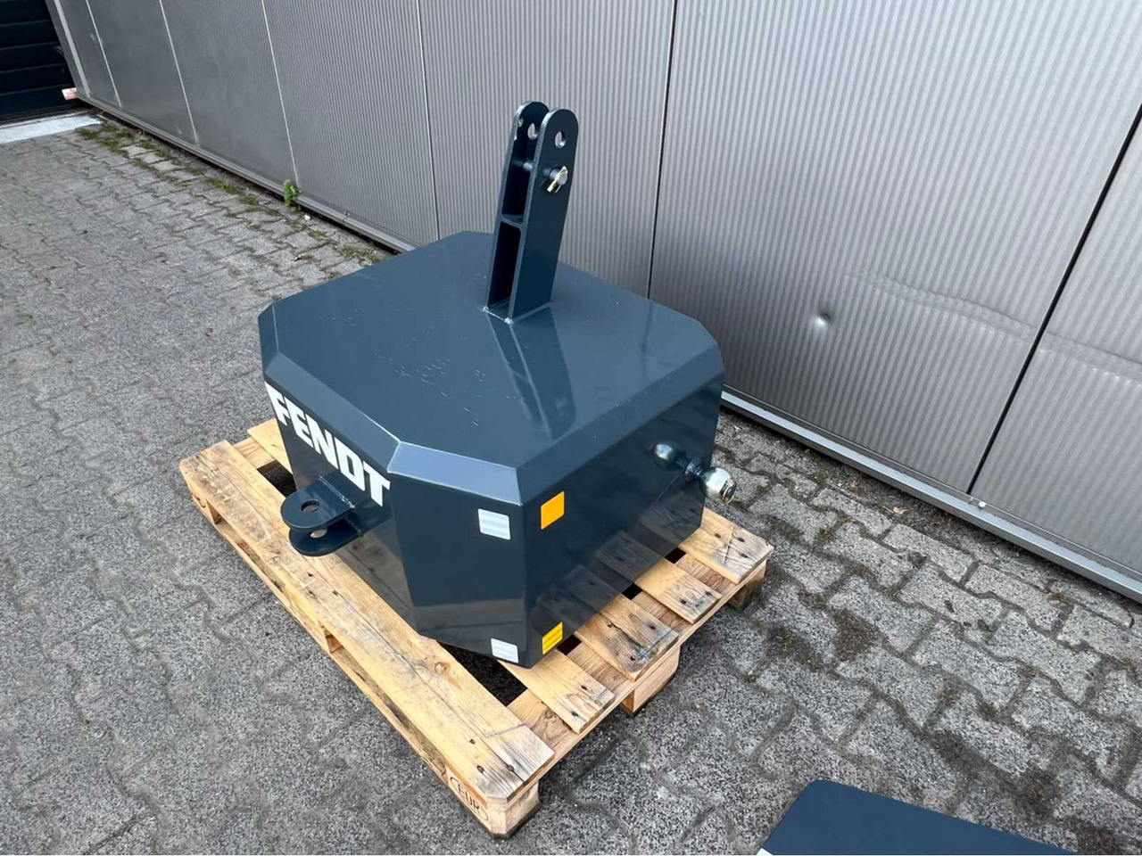 Fendt - Front loader for tractor: picture 1 Fendt - Front loader for tractor: picture 1