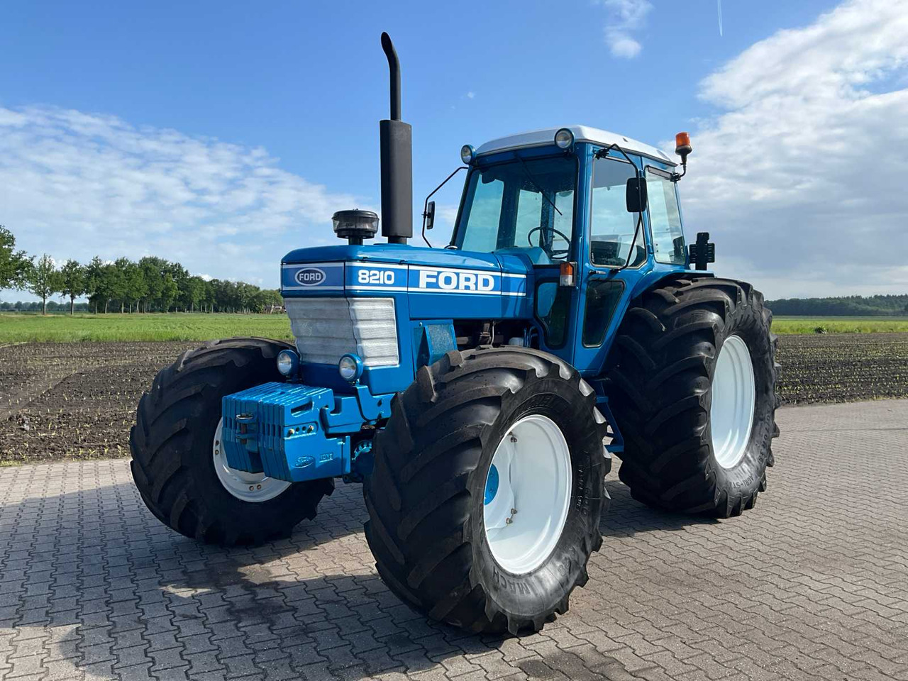 Ford 8210 - Farm tractor: picture 2 Ford 8210 - Farm tractor: picture 2