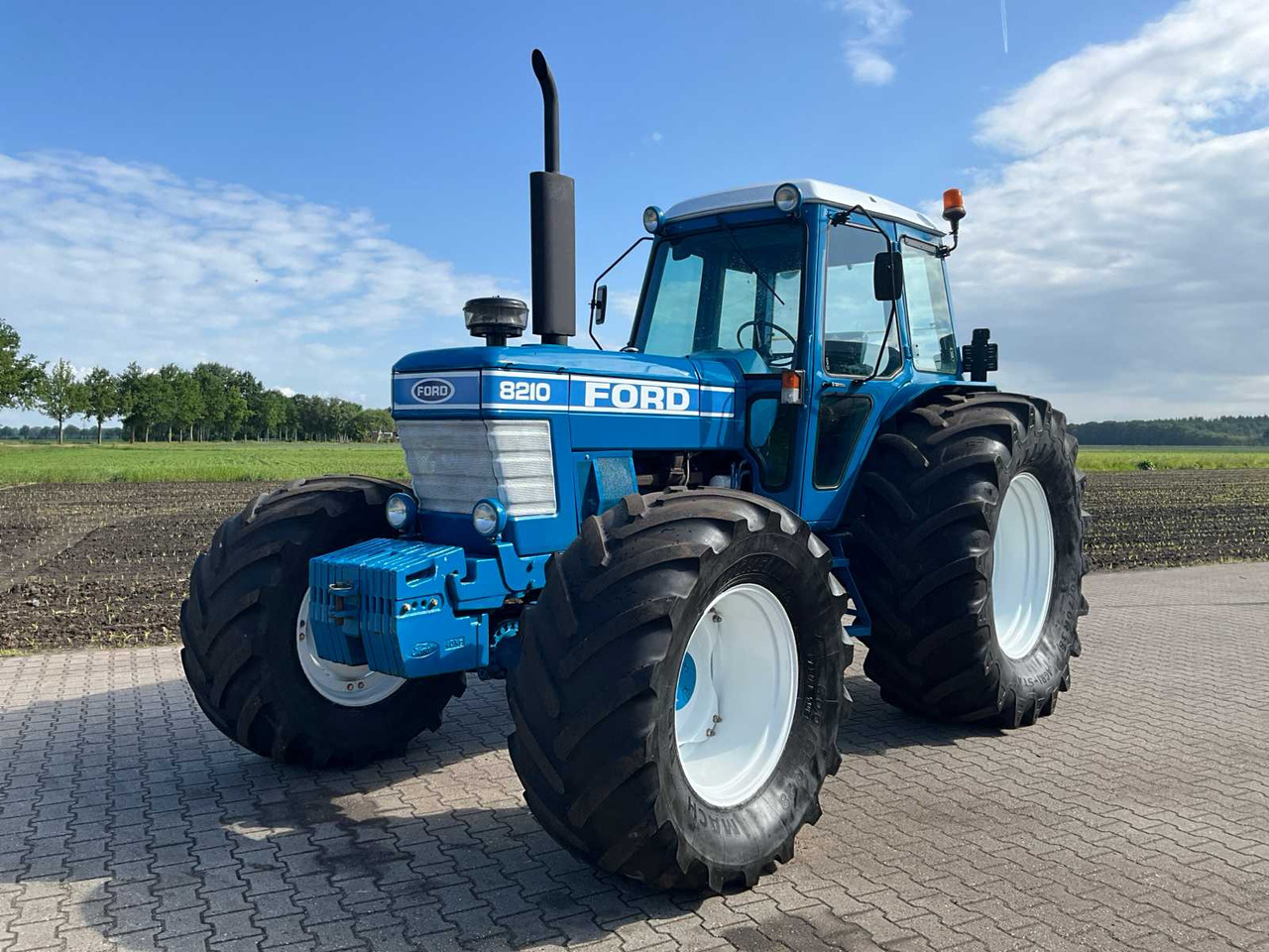 Ford 8210 - Farm tractor: picture 1 Ford 8210 - Farm tractor: picture 1