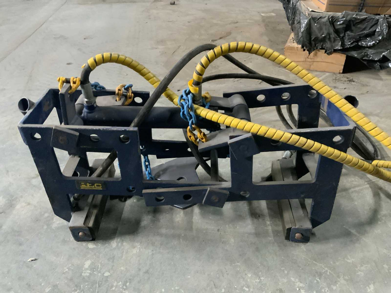 Grass blocks clamp - Excavator bucket: picture 4 Grass blocks clamp - Excavator bucket: picture 4