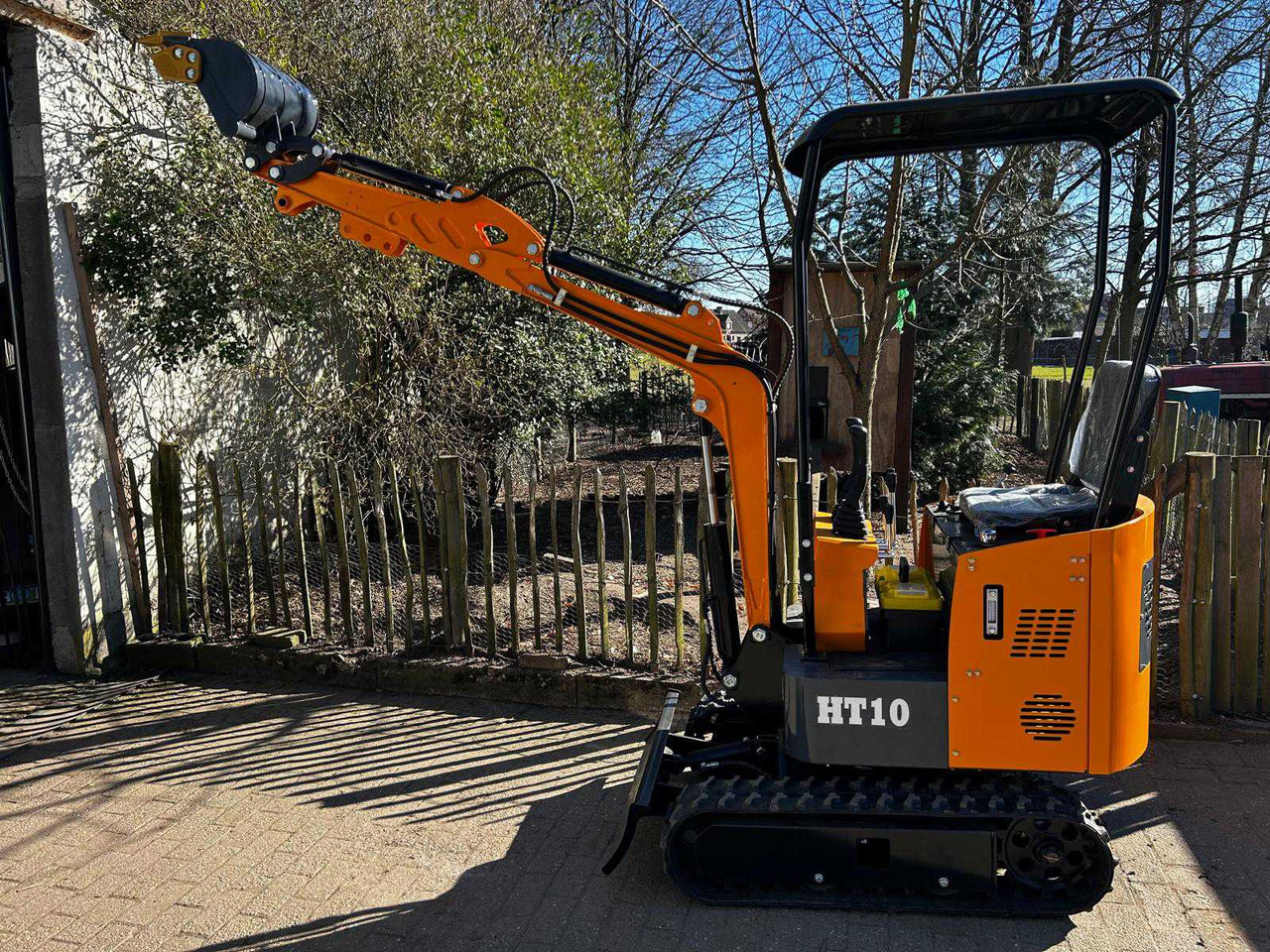HT10 - Mini excavator: picture 3 HT10 - Mini excavator: picture 3