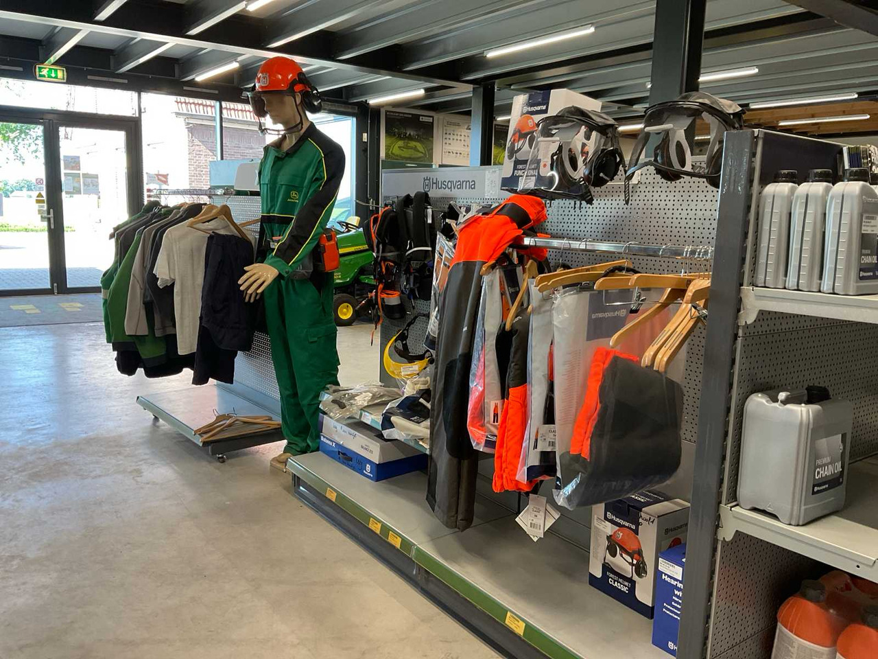 Husqvarna / John Deere - Garden equipment: picture 1 Husqvarna / John Deere - Garden equipment: picture 1