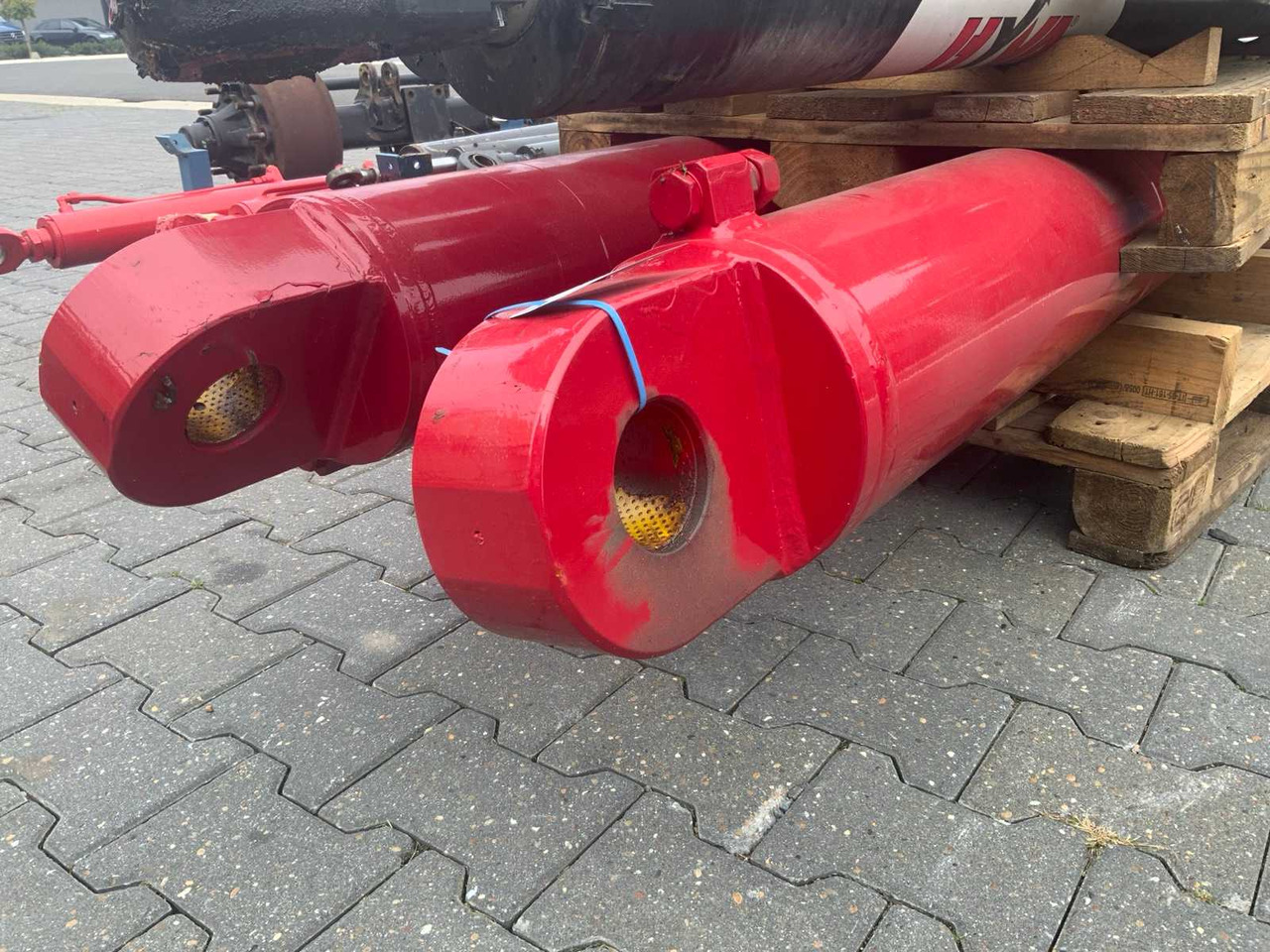 Hydraulic cylinder (2x) - Fertilizing equipment: picture 1 Hydraulic cylinder (2x) - Fertilizing equipment: picture 1