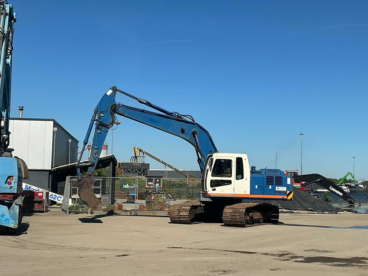 Hyundai Robex 210LC-74 - Crawler excavator: picture 2 Hyundai Robex 210LC-74 - Crawler excavator: picture 2